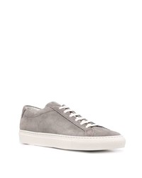 graue niedrige Sneakers von Common Projects