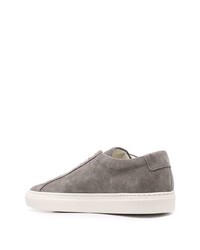 graue niedrige Sneakers von Common Projects