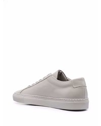 graue niedrige Sneakers von Common Projects