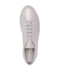 graue niedrige Sneakers von Common Projects