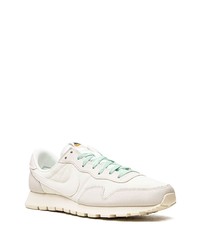 graue niedrige Sneakers von Nike