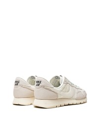 graue niedrige Sneakers von Nike