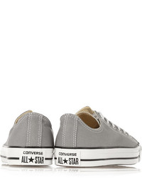 graue niedrige Sneakers von Converse