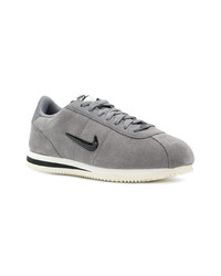 graue niedrige Sneakers von Nike