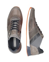 graue niedrige Sneakers von Cox