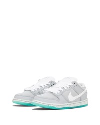 graue niedrige Sneakers von Nike