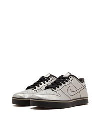 graue niedrige Sneakers von Nike