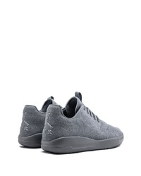 graue niedrige Sneakers von Jordan