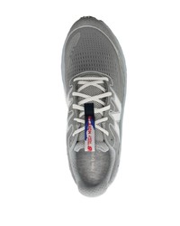 graue niedrige Sneakers von New Balance