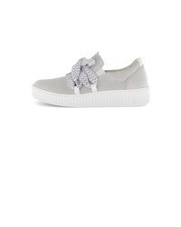 graue niedrige Sneakers von Gabor