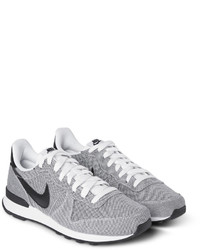 graue niedrige Sneakers von Nike