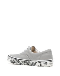 graue niedrige Sneakers von Undercover