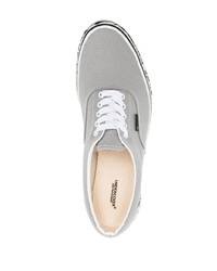 graue niedrige Sneakers von Undercover