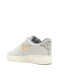 graue niedrige Sneakers von Nike