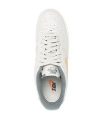 graue niedrige Sneakers von Nike