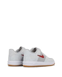 graue niedrige Sneakers von Nike