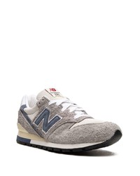 graue niedrige Sneakers von New Balance