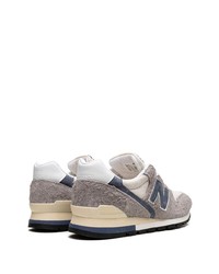 graue niedrige Sneakers von New Balance