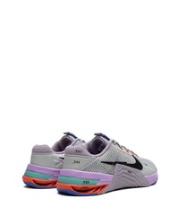 graue niedrige Sneakers von Nike