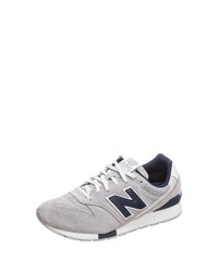 graue niedrige Sneakers von New Balance