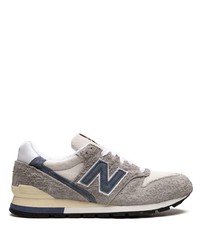 graue niedrige Sneakers von New Balance