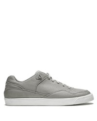 graue niedrige Sneakers von Nike