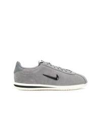 graue niedrige Sneakers von Nike