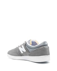 graue niedrige Sneakers von New Balance