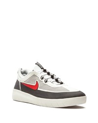 graue niedrige Sneakers von Nike