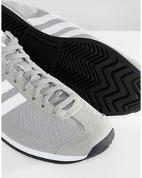 graue niedrige Sneakers von adidas