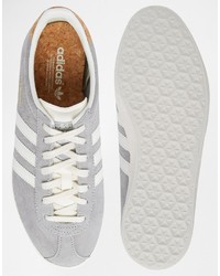 graue niedrige Sneakers von adidas