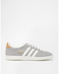 graue niedrige Sneakers von adidas