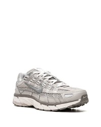 graue niedrige Sneakers von Nike