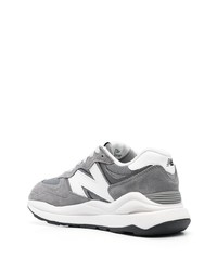 graue niedrige Sneakers von New Balance