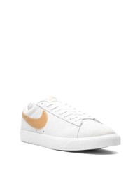 graue niedrige Sneakers von Nike