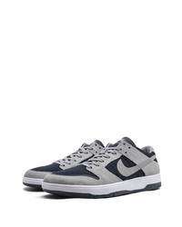 graue niedrige Sneakers von Nike