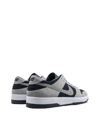 graue niedrige Sneakers von Nike