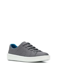 graue niedrige Sneakers von Camper