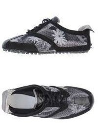 graue Schuhe mit Blumenmuster