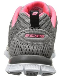 graue Schuhe von Skechers