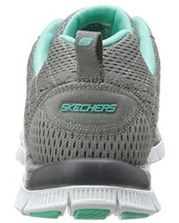 graue Schuhe von Skechers