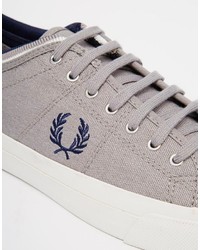 graue Segeltuch niedrige Sneakers von Fred Perry