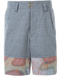 graue Shorts mit Flicken