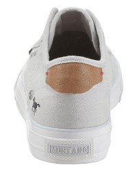 graue Slip-On Sneakers aus Segeltuch von Mustang Shoes