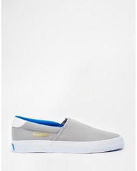 graue Slip-On Sneakers aus Segeltuch von adidas