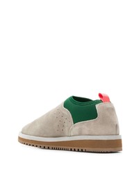 graue Slip-On Sneakers aus Wildleder von Suicoke