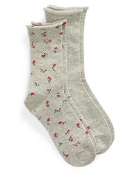 graue Socken mit Blumenmuster