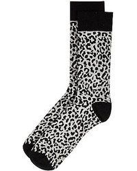 graue Socken mit Leopardenmuster