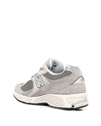 graue Sportschuhe von New Balance