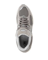 graue Sportschuhe von New Balance